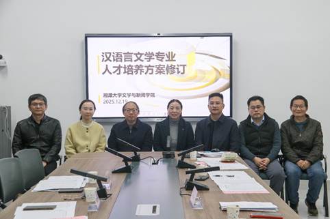 一群人坐在桌子前 AI 生成的内容可能不正确。